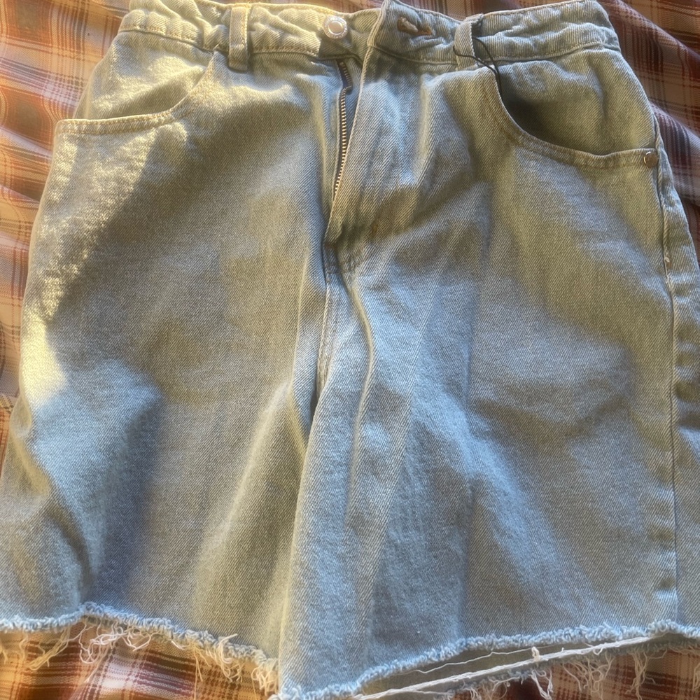 Only tried on Pretty Little Thing , boyfriend shorts size 0 usa .